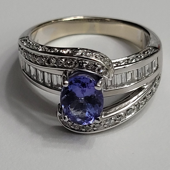 Jewelry - 14k solid gold and genuine Tanzanite and diamond ring sz 7.